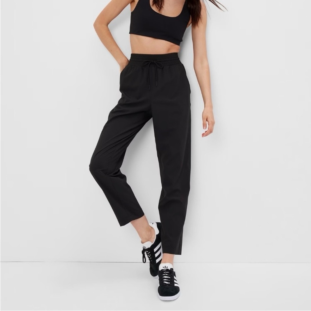 GAP Fit High Rise Runaround Black Pants Jogger Style with Pockets Casual Sz M